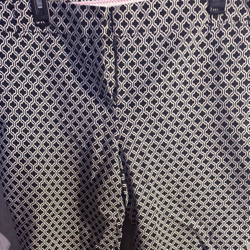 Lila Rose Women's Black and White Geometric Capris